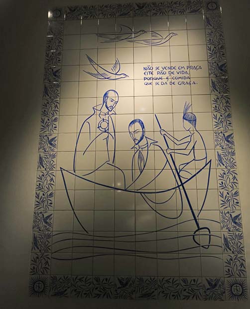 painéis de azulejos azuis de estilo português contam a história de Anchieta