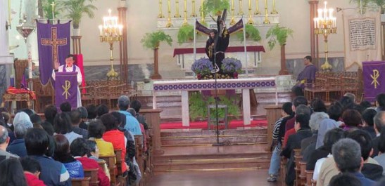 Na Sé Catedral. Imagens de Pedro André Santos e do Jornal Tribuna de Macau