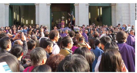 Saída da procissão da Sé Catedral. Imagens de Pedro André Santos e do Jornal Tribuna de Macau