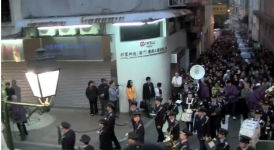 A banda da Polícia de Macau e grande público. Imagens de Pedro André Santos e do Jornal Tribuna de Macau