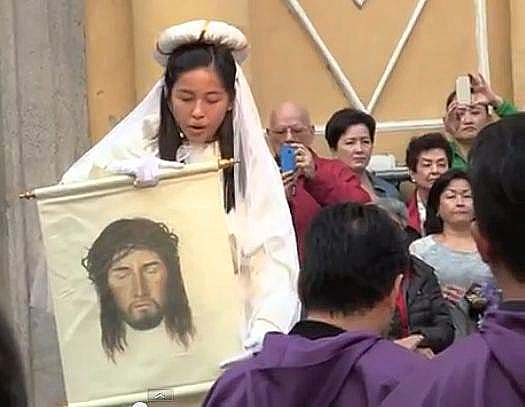 Verónica na procissão de 2013. Imagens de Pedro André Santos e do vídeo do Jornal Tribuna de Macau