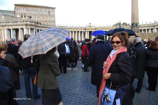A Mia assistia com emoção