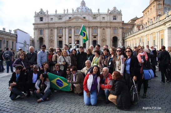 Mia juntou-se a um grupo alegre de turistas brasileiros para uma memorável foto