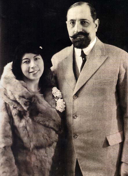 A jovm Primeira Dama, Maria Anna Acciaioli Tamagnini, e o Governador, em finais dos anos 20