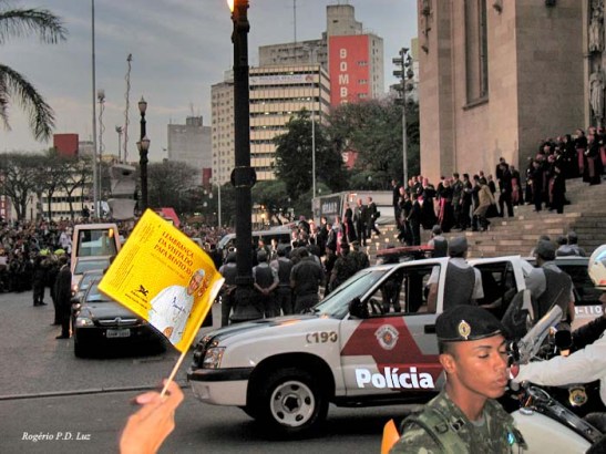 A saudação da sua saída da Catedral da Sé