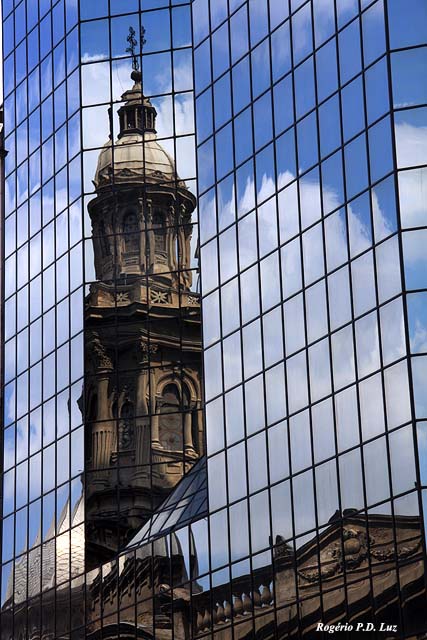Um prédio espelhado na lateral da Catedral faz a festa de todos os fotógrafos com reflexo da torre.  Não há quem que não faça semelhante foto.