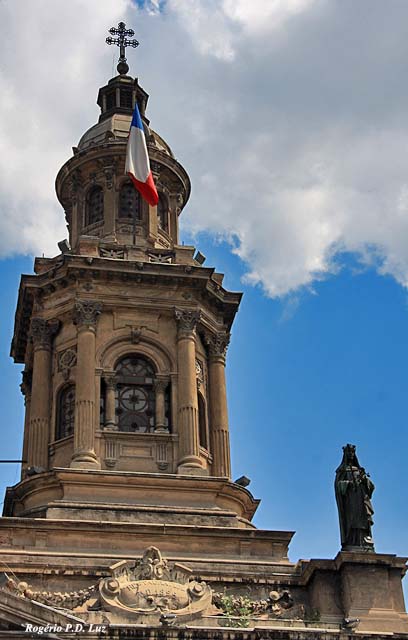 Uma das duas torres que somente foram construídas nos finais de 1800