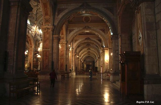 outra vista do corredor lateral com os seus imponentes arcos