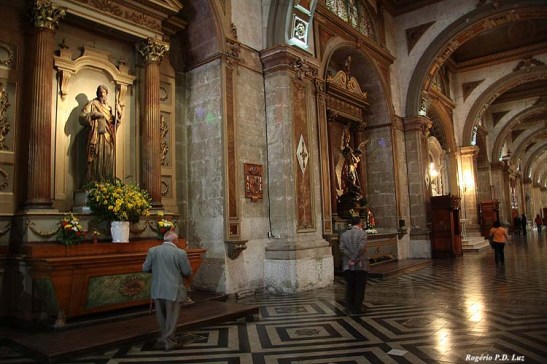 Vários altares no corredor lateral