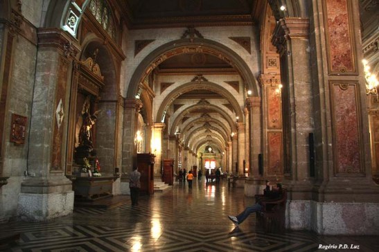 A imponência dos arcos dos corredores laterais da igreja 