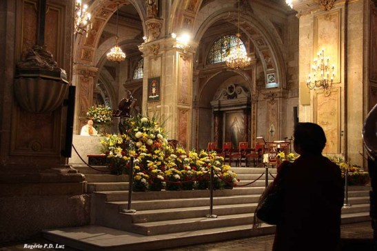 O altar-mor momento em que se rezava uma missa