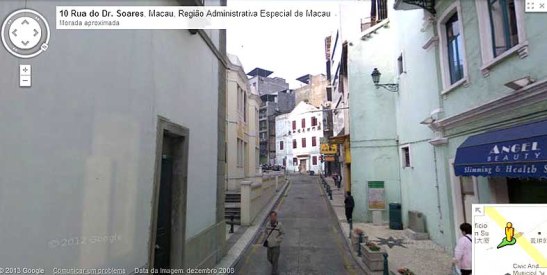 A saliência do prédio (por detrás do candeeiro) era usada para cartazes, para serem visíveis da avenida