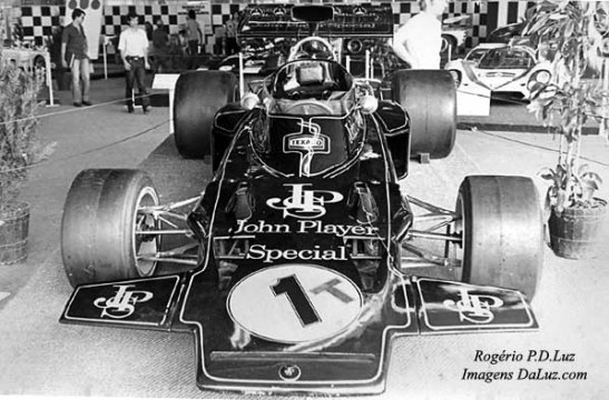 A Lotus com a qual Emerson ganhou o título de Campeão Mundial de Fórmula 1 em 1972 e narrada pelo seu pai o Barão Wilson, no audio acima