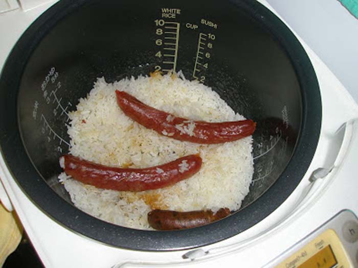 Foto 2 – O saboroso e aromático «lap cheong fan» (arroz com chouriço chinês)