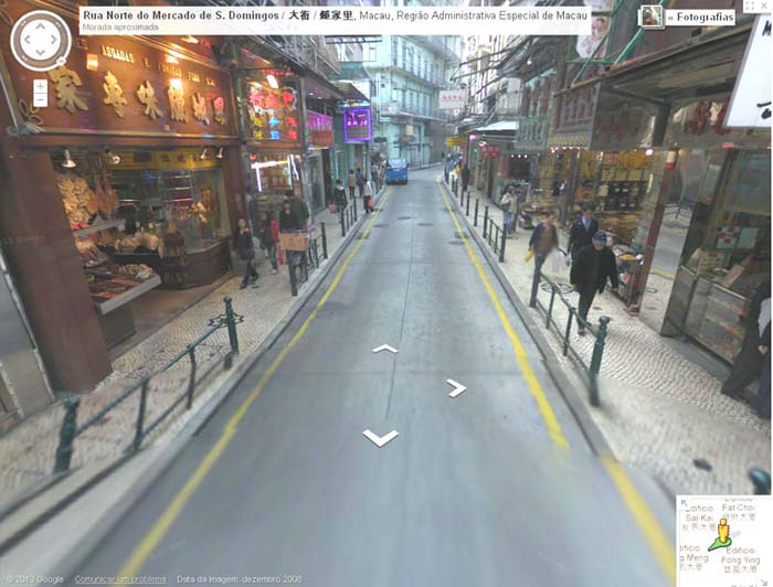 Foto 6 – Lojas em Macau de «lap cheong», na Rua dos Mercadores, vendo-se ao fundo o Hotel Central (foto Google-2008)