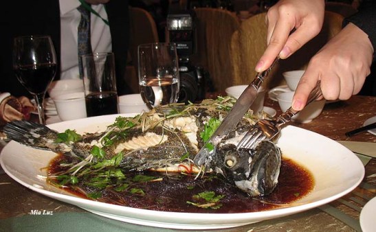 Peixe? Os chineses sabem fazer muito bem, e é uma delícia! A garçonete reparte o peixe para você se servir melhor.