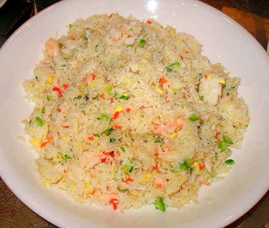 Cháu fán pu risoto misto.  Tenho que reclamar que mesmo em Macau, não se fazem mais cháu fán como antigamente, nos meus tempos dos anos 60.  Esse arroz para ser bom tem que ter cheiro de "queimado".