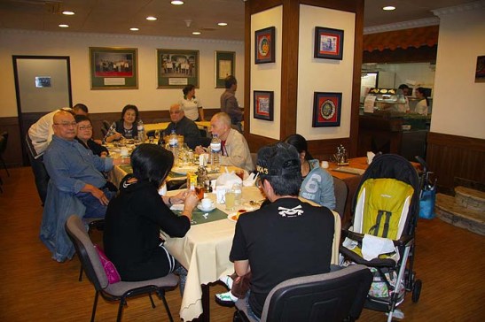 Antes de comer as delícias acima, fomos jantar na APOMAC, sempre um ambiente familiar e amigo.
