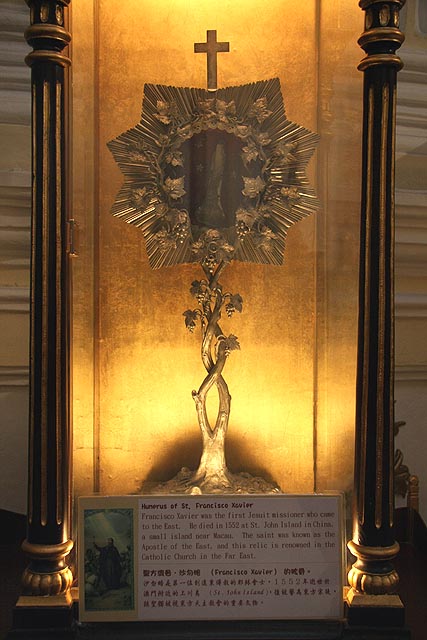 "uma das relíquias mais preciosas de Macau, um osso do úmero do braço direito de São Francisco Xavier"