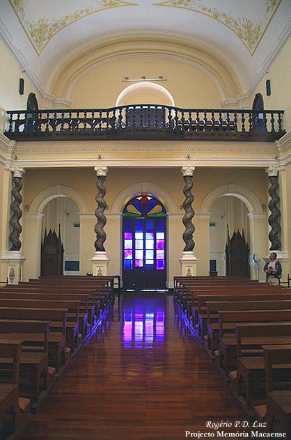 "O coro-alto (situado na entrada da igreja) é suportado por 4 colunas salomónicas, típicas do estilo maneirista"