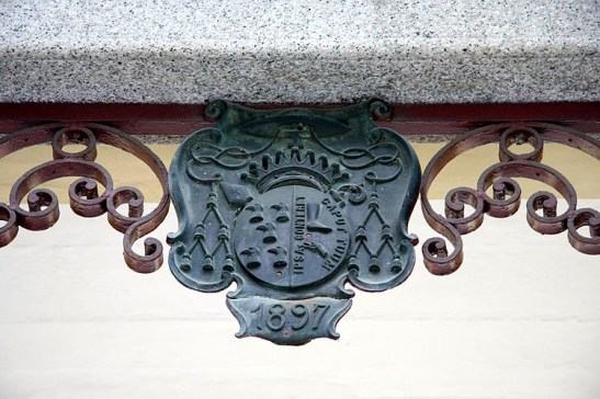 Inscrição no topo do portão