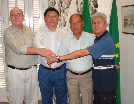 Aprovação unânime dos novos Estatutos do Conselho das Comunidades Macaenses, finalmente instalada em Novembro de 2004 em Macau