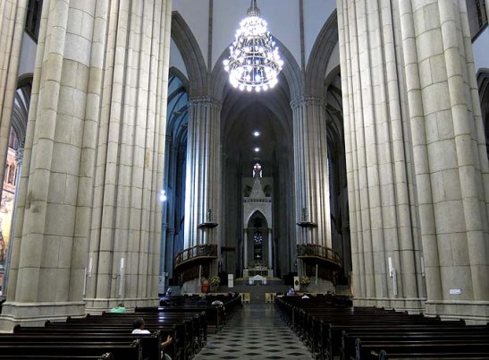o interior da Catedral Metropolitana de São Paulo, ou, Catedral da Sé.