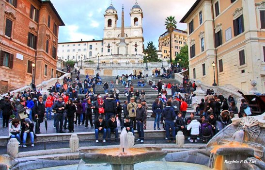Piazza di Spagna, as escadarias e a chiesa (igreja) Trinità dei Monti no alto