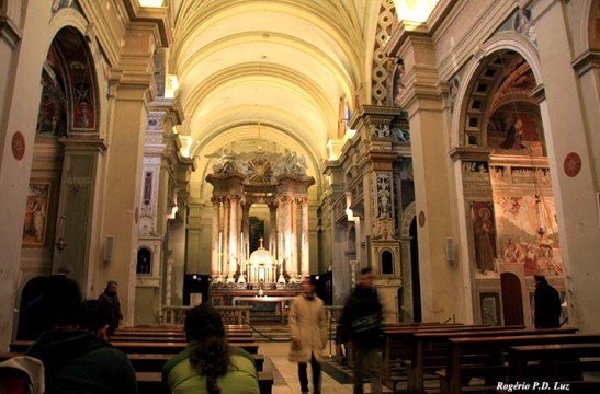 O interior da chiesa 