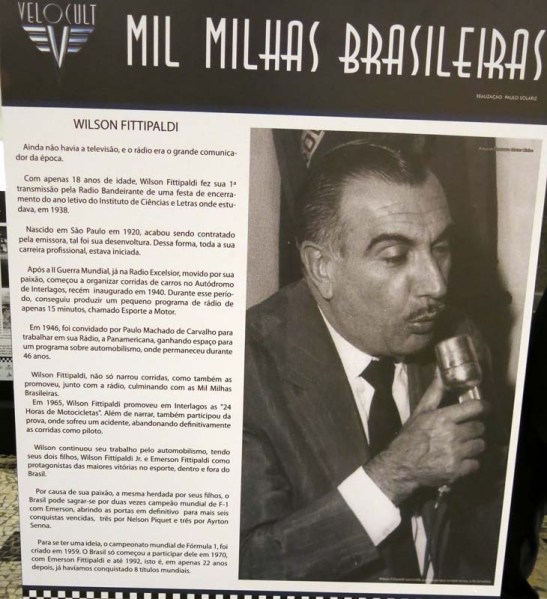 Cartaz numa recente exposição de carros antigos do automobilismo brasileiro homegeava Wilson Fittipaldi com histórico da sua vida.  Clique para aumentar e ter uma boa leitura.