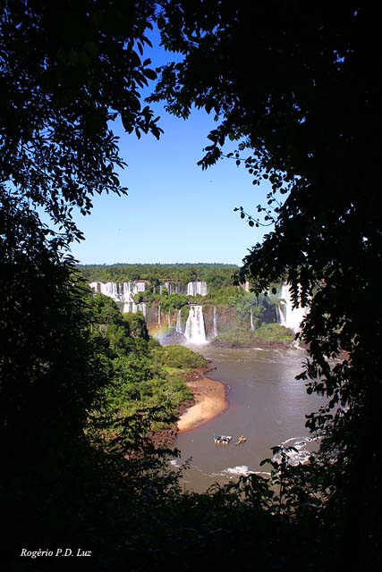 Na trilha pode-se espreitar por entre as árvores que não podem ser podadas ou cortadas