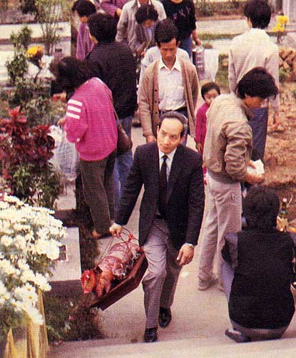 "... quem dispenda uma elevada soma de dinheiro para ofertar um porco assado inteiro"