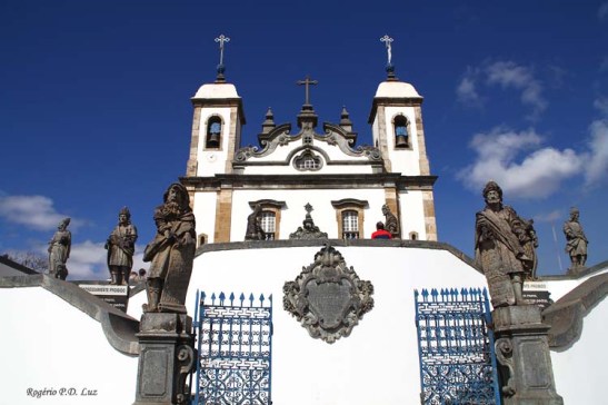As esculturas dos Doze Profetas dispostas no átrio da igreja em Congonhas do Campo. Patrimônio Cultural da Humanidade pela UNESCO