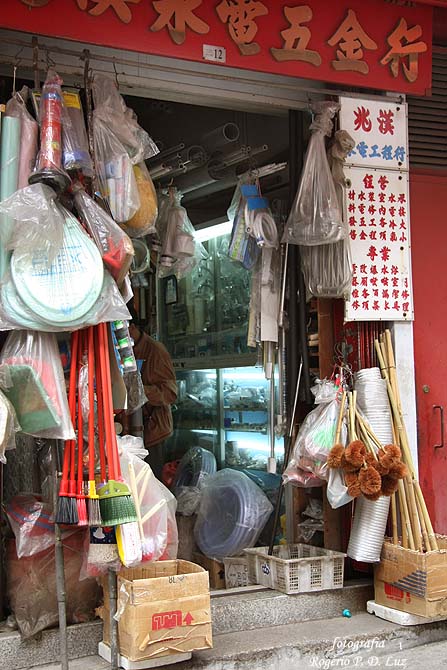 Em 2007, loja que vende mil e uma coisas tinha uma tomada da panela elétrica de arroz de 1967 que tinha levado para o Brasil. Isto só em Macau mesmo!