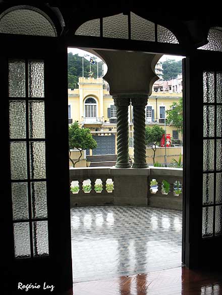 "um magnífico edifício, em estilo mourisco-modernista"