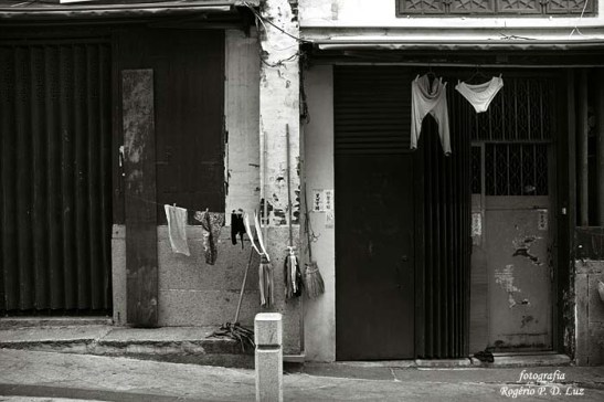 Mesmo em 2007, os moradores não se intimidam em deixar secar vestuário íntimo na fachada