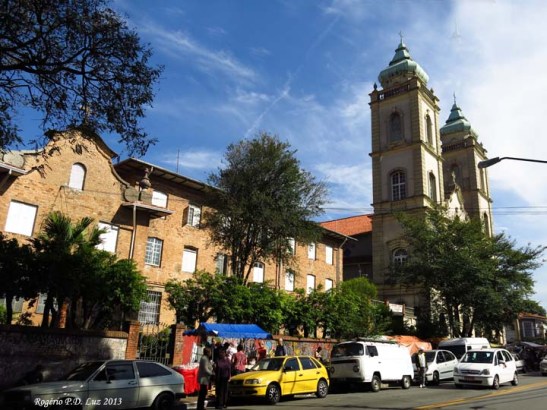 Fica localizada na Av. Dr. Arnaldo, nº 1831