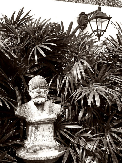 "De cada um dos lados estão os bustos dos poetas Luís Vaz de Camões e de João de Deus, rodeados por vegetação". Na foto, João de Deus.