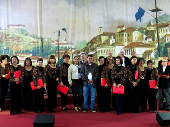 Coral Vozes de Macau e Prefeito Macau com colagem