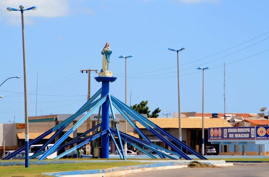 Na entrada da Macau do Brasil, Nossa Senhora de Conceição, padroeira da cidade. À direita, placa da Guarda Municipal de Macau anunciava que tinha chegado à Macau, mas do Brasil