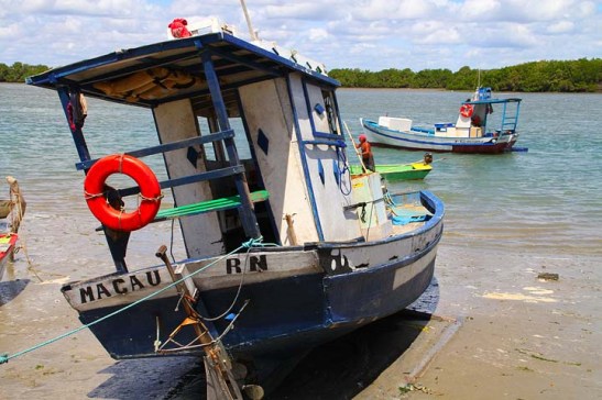 Nos mangues preservados, na vila de pescadores, o barco à espera da cheia para voltar às águas, simplesmente anunciava "esta é a Macau do Rio Grande do Norte".