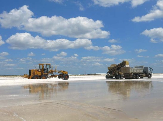 Macau, um dos maiores centros de salinas do Brasil. Foto feita no meio do lago onde as águas salgadas ao longo do tempo se formam em sal. Inexplicável a sensação de estar sobre o sal originário dessas águas por onde o carro da Salinor trafegou.