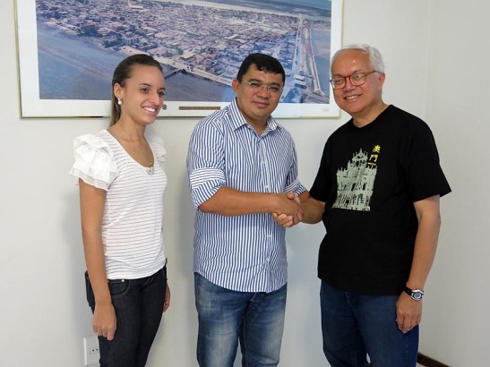 O simbólico e importante aperto de mãos celebra o encontro das duas Macau (foto Mia Luz0