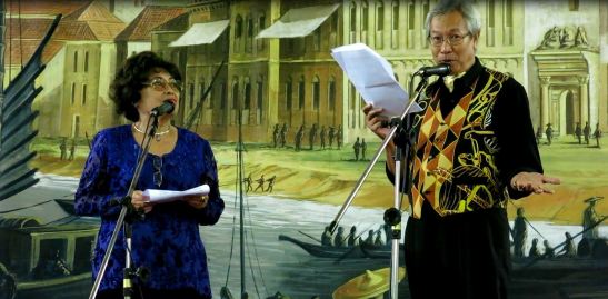 Pedro discorre sobre seus temas, observado pela Mariazinha