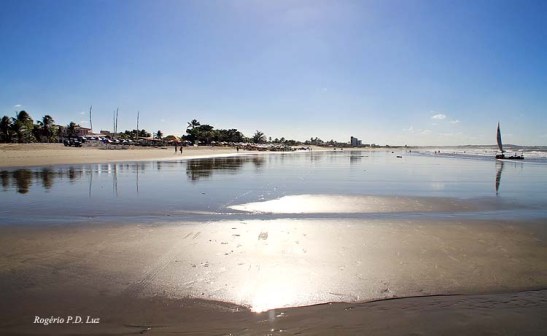 com mará baixa, a praia fica muito extensa, bom para passear a pé pelas águas mornas