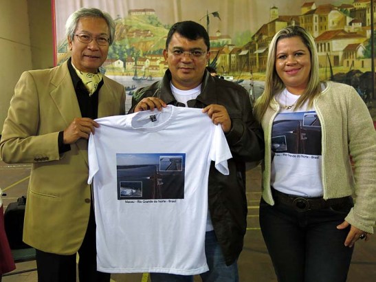 Pedro Almeida recebe do Prefeito de Macau Kerginaldo Pinto, do Rio Grande do Norte, Brasil, camiseta (camisola-Portugal) com a imagem da Macau brasileira.