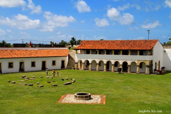 à esquerda: Quartel da Tropa / à direita: Casa do Comando / centro: poço