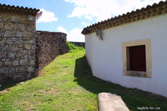 Um dos acessos à muralha