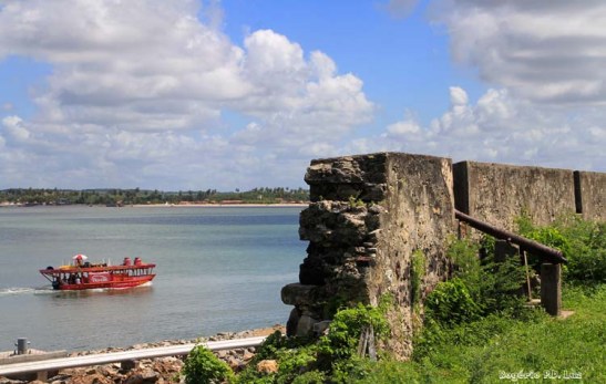Das muralhas, a vista de embarcação navegando pelo Rio Paraíba do Norte