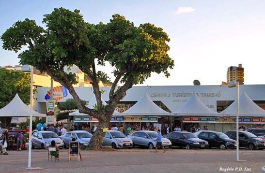 Centro Turístico de Tambaú com mini shopping.  No dia havia barracas e palco  para a festa de lançamento de festas juninas.  Uma boa pedida para viajar nesta época 